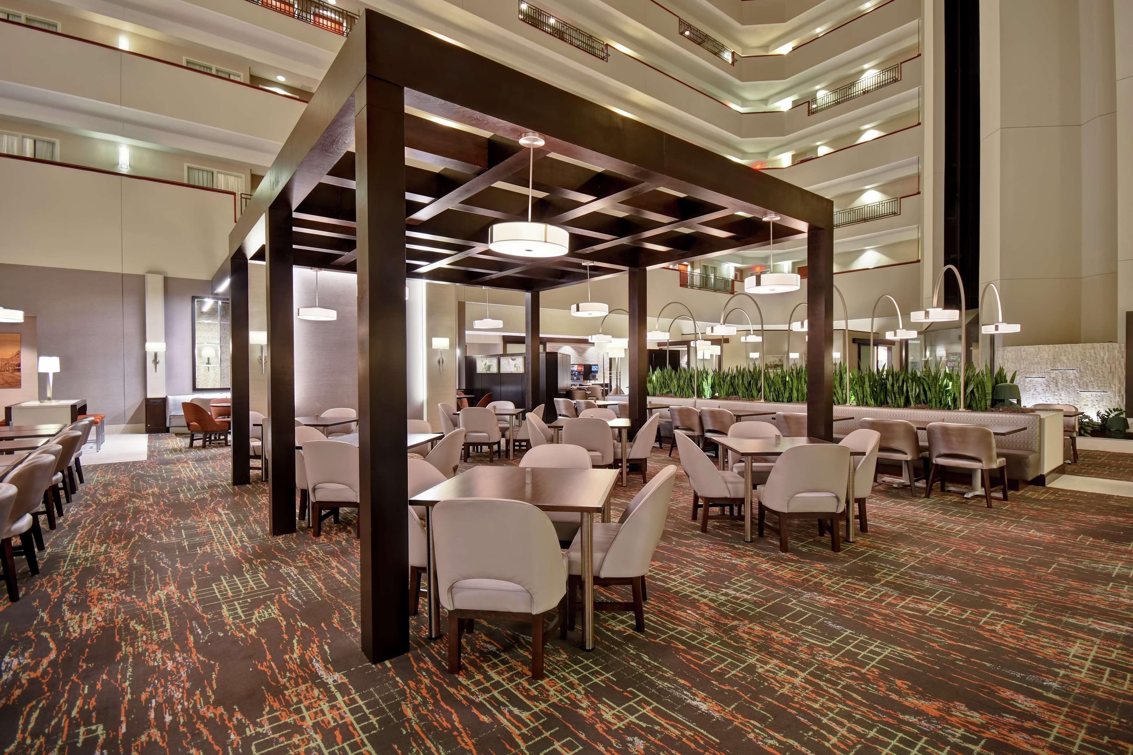 Embassy Suites Little Rock Exterior photo